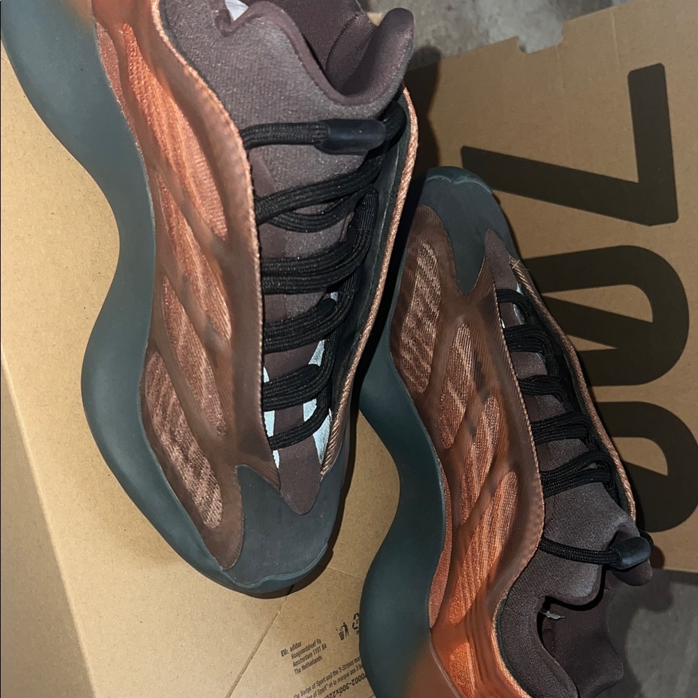 Adidas YEEZY 700 V3 Copper Fade - Picture 5 of 8